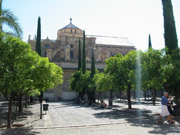 cordoba_mezquita_patio_naranjos