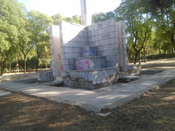 parque-de-amate-fuente-mausoleo-sin-funcionar