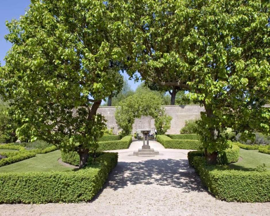 tree-arch-newstead-gardens