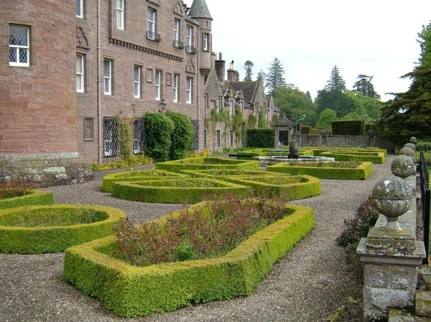 glamis-castle-gardens-6