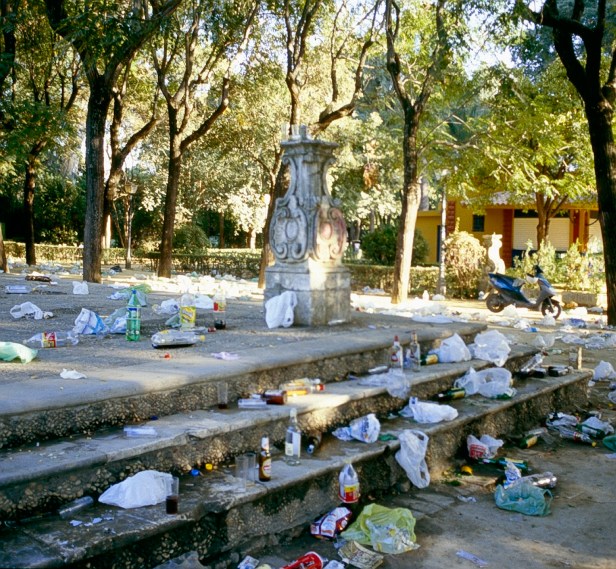 vandalismo-botellona-jardines-de-las-delicias