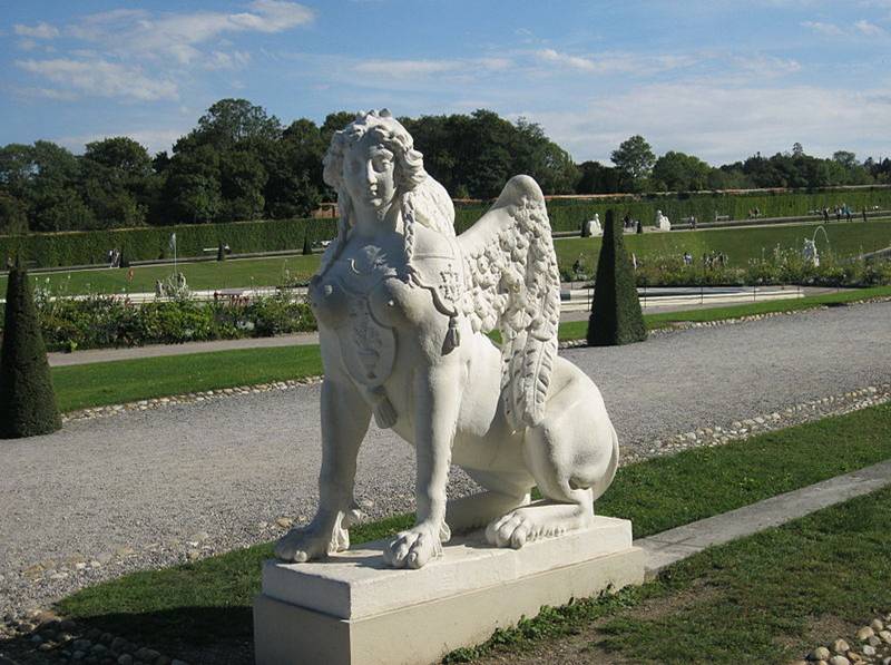 barroco-escultura-de-una-esfinge-en-elos-jardines-del-palacio-belvedere-viena-austria