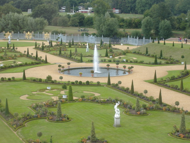 barroco-hampton-court-jardin-privado-the_privy_garden_hampton_court_palace_-_geograph-org-uk_-_260428