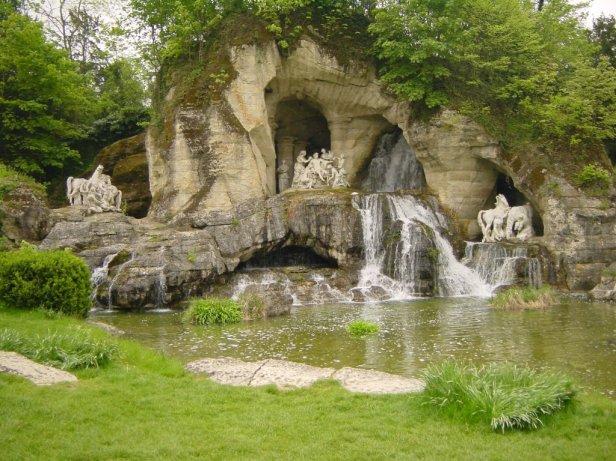 bosquet-des-bains-dappolon-du-chateau-de-versailles-2