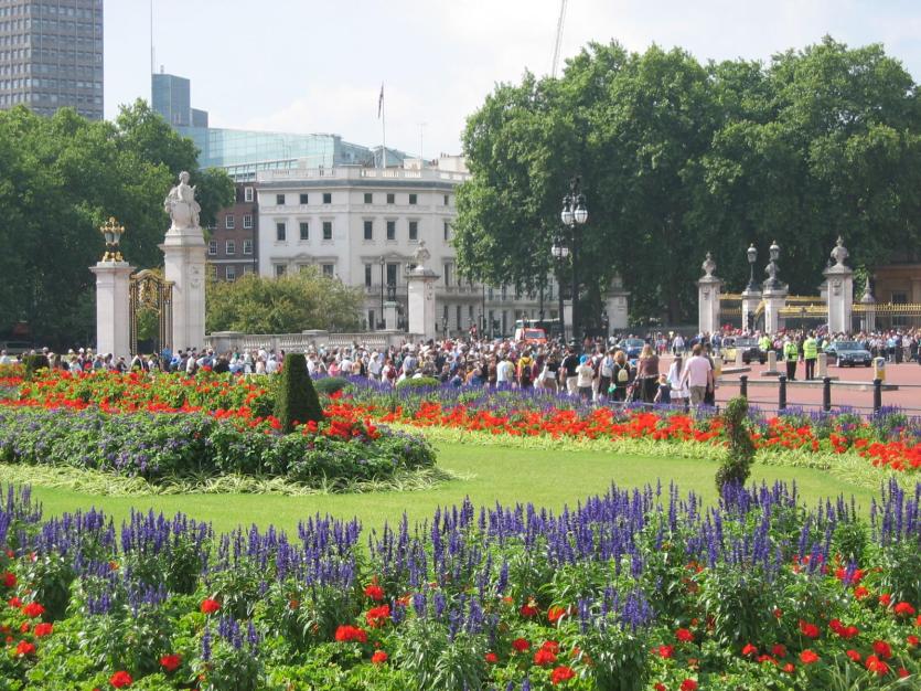 buckingham-palace-queen-victoria-memorial-gardens