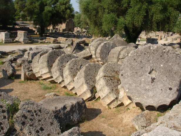 grecia-las-columnas-del-templo-de-zeus-en-olimpia