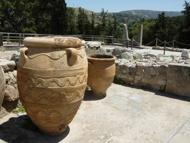 grecia-palacio-de-cnossos-donde-podemos-ver-dos-tinajas-minoicas-de-las-usadas-para-conservacion-de-vision_juctas_desde_cnossos_tartessosyloinvisible426