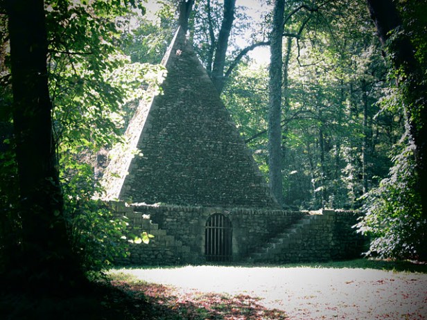 ingles-desert-de-retz-casa-piramide-de-hielo-una-folies