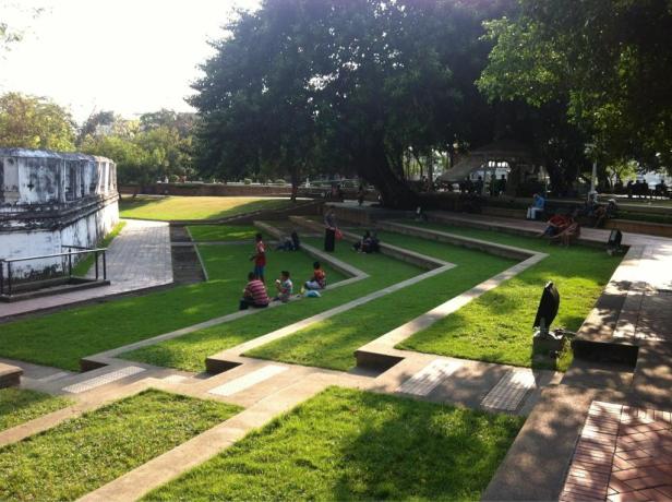 phra-sumen-in-santichaiprakan-park-bangkok-thailand-h