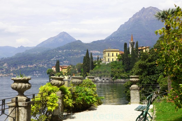 Villa Cipressi desde l jardin.-Lago de Como.jpg